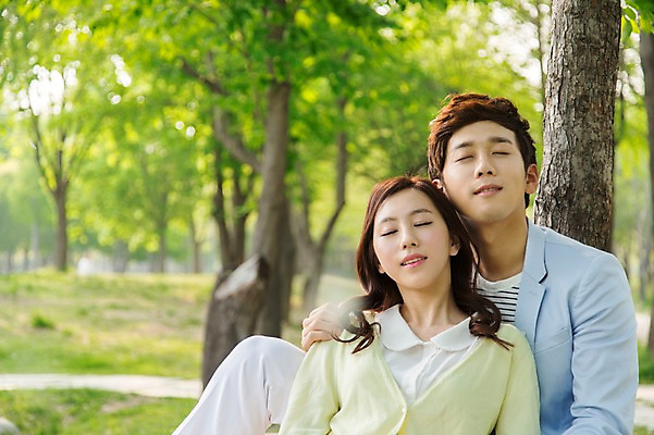 포토 JPG 주간 나무 식물 라이프스타일 커플 공원 여자 남자 여유 커플라이프 휴식 사람 동양인 상반신 20대 성인 야외 두명 앞모습 아웃포커스 소풍 눈감음 산책 한국인 상쾌 청년만 성인만 국내포토 자연요소 공공시설 감정 뷰포인트 컨셉 관계 모션 촬영기법 인종 청년 생활 야외활동 파일형식