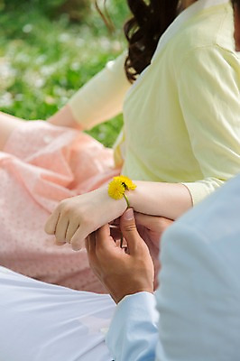 포토 JPG 주간 식물 라이프스타일 손 커플 공원 여자 남자 꽃 여유 커플라이프 팔찌 휴식 사람 앉기 야외 두명 아웃포커스 신체부위 소풍 산책 상쾌 국내포토 자연요소 공공시설 감정 컨셉 장신구 관계 모션 촬영기법 생활 야외활동 파일형식