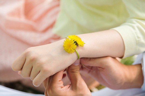 포토 JPG 주간 식물 라이프스타일 손 커플 공원 여자 남자 꽃 여유 커플라이프 팔찌 휴식 사람 앉기 야외 두명 아웃포커스 신체부위 소풍 산책 상쾌 국내포토 자연요소 공공시설 감정 컨셉 장신구 관계 모션 촬영기법 생활 야외활동 파일형식