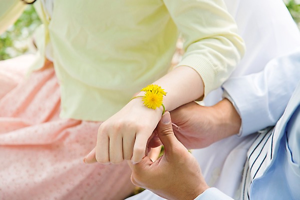 포토 JPG 주간 식물 라이프스타일 손 커플 공원 여자 남자 꽃 여유 커플라이프 팔찌 휴식 사람 앉기 야외 두명 아웃포커스 신체부위 소풍 산책 상쾌 국내포토 자연요소 공공시설 감정 컨셉 장신구 관계 모션 촬영기법 생활 야외활동 파일형식