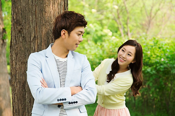 포토 JPG 주간 나무 식물 라이프스타일 커플 공원 여자 남자 여유 커플라이프 휴식 미소 웃음 사람 동양인 상반신 20대 성인 야외 두명 앞모습 아웃포커스 소풍 팔짱 산책 한국인 상쾌 청년만 성인만 국내포토 자연요소 공공시설 감정 뷰포인트 컨셉 관계 모션 촬영기법 표정 인종 청년 생활 야외활동 파일형식