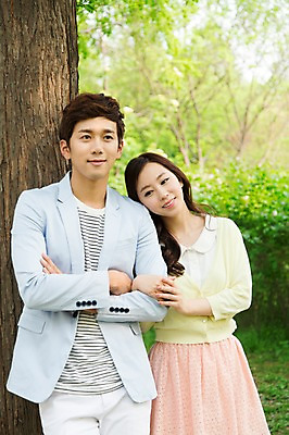 포토 JPG 주간 나무 식물 라이프스타일 커플 공원 여자 남자 여유 커플라이프 휴식 서기 미소 웃음 사람 동양인 20대 성인 야외 두명 앞모습 아웃포커스 소풍 팔짱 산책 한국인 상쾌 청년만 성인만 국내포토 자연요소 공공시설 감정 뷰포인트 컨셉 관계 모션 촬영기법 표정 인종 청년 생활 야외활동 파일형식