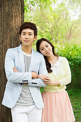 포토 JPG 주간 나무 식물 라이프스타일 커플 공원 여자 남자 여유 커플라이프 휴식 서기 미소 웃음 사람 동양인 20대 성인 야외 두명 앞모습 아웃포커스 소풍 팔짱 산책 한국인 상쾌 청년만 성인만 국내포토 자연요소 공공시설 감정 뷰포인트 컨셉 관계 모션 촬영기법 표정 인종 청년 생활 야외활동 파일형식