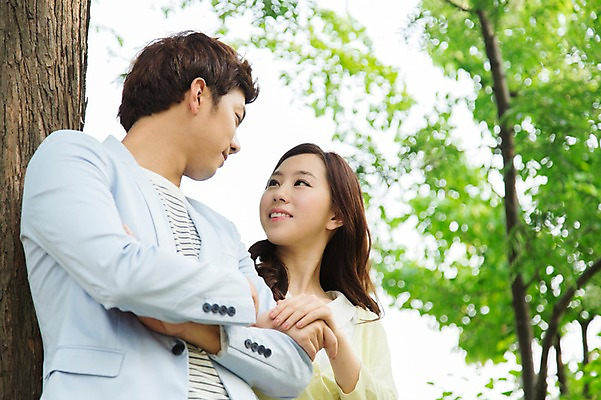 포토 JPG 주간 나무 식물 라이프스타일 커플 공원 여자 남자 여유 커플라이프 휴식 미소 웃음 사람 동양인 상반신 20대 성인 야외 두명 아웃포커스 소풍 마주보기 팔짱 산책 한국인 상쾌 청년만 성인만 국내포토 자연요소 공공시설 감정 컨셉 관계 모션 촬영기법 표정 인종 청년 생활 야외활동 파일형식