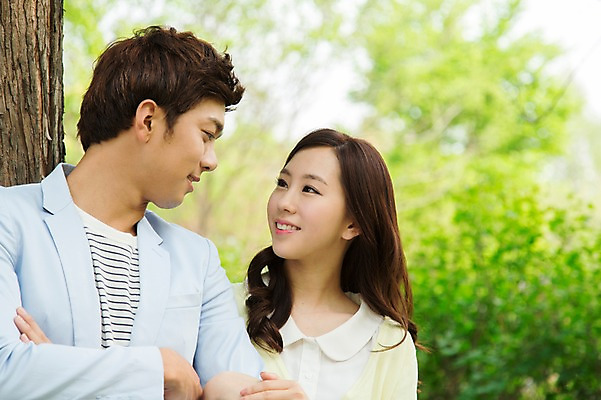 포토 JPG 주간 나무 식물 라이프스타일 커플 공원 여자 남자 여유 커플라이프 휴식 미소 웃음 사람 동양인 상반신 20대 성인 야외 두명 앞모습 아웃포커스 소풍 마주보기 팔짱 산책 한국인 상쾌 청년만 성인만 국내포토 자연요소 공공시설 감정 뷰포인트 컨셉 관계 모션 촬영기법 표정 인종 청년 생활 야외활동 파일형식