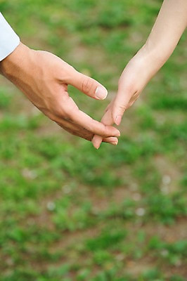 포토 JPG 주간 라이프스타일 손 커플 공원 여자 남자 여유 커플라이프 신체 휴식 사람 잔디 야외 두명 아웃포커스 신체부위 소풍 손잡기 산책 상쾌 국내포토 자연요소 식물 공공시설 감정 컨셉 관계 모션 촬영기법 생활 야외활동 파일형식