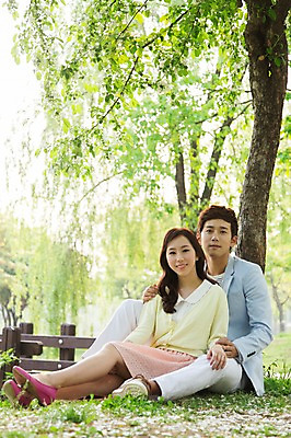 포토 JPG 주간 전신 나무 식물 라이프스타일 커플 공원 여자 남자 꽃 여유 커플라이프 휴식 미소 웃음 사람 앉기 동양인 잔디 20대 성인 야외 두명 앞모습 소풍 산책 한국인 상쾌 청년만 성인만 국내포토 자연요소 공공시설 감정 뷰포인트 컨셉 관계 모션 표정 인종 청년 생활 야외활동 파일형식
