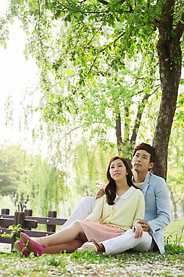 포토 JPG 주간 전신 나무 식물 라이프스타일 커플 응시 공원 여자 남자 꽃 여유 커플라이프 휴식 미소 웃음 사람 앉기 동양인 잔디 20대 성인 야외 두명 앞모습 소풍 산책 한국인 상쾌 청년만 성인만 국내포토 자연요소 시선 공공시설 감정 뷰포인트 컨셉 관계 모션 표정 인종 청년 생활 야외활동 파일형식