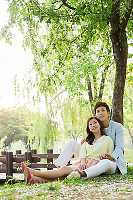 포토 JPG 주간 전신 나무 식물 라이프스타일 커플 응시 공원 여자 남자 꽃 여유 커플라이프 휴식 미소 웃음 사람 앉기 동양인 잔디 20대 성인 야외 두명 앞모습 소풍 산책 한국인 상쾌 청년만 성인만 국내포토 자연요소 시선 공공시설 감정 뷰포인트 컨셉 관계 모션 표정 인종 청년 생활 야외활동 파일형식