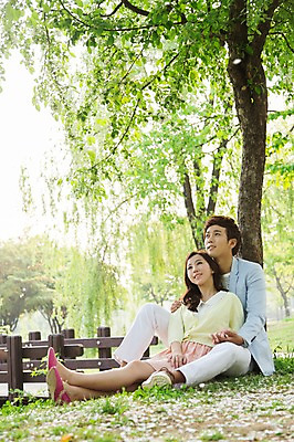 포토 JPG 주간 전신 나무 식물 라이프스타일 커플 응시 공원 여자 남자 꽃 여유 커플라이프 휴식 미소 웃음 사람 앉기 동양인 잔디 20대 성인 야외 두명 앞모습 소풍 산책 한국인 상쾌 청년만 성인만 국내포토 자연요소 시선 공공시설 감정 뷰포인트 컨셉 관계 모션 표정 인종 청년 생활 야외활동 파일형식