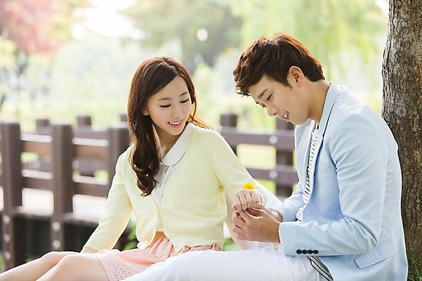 포토 JPG 주간 나무 식물 라이프스타일 커플 공원 여자 남자 꽃 여유 커플라이프 팔찌 휴식 미소 웃음 사람 앉기 동양인 20대 성인 야외 두명 옆모습 아웃포커스 소풍 산책 한국인 상쾌 청년만 성인만 국내포토 자연요소 공공시설 감정 뷰포인트 컨셉 장신구 관계 모션 촬영기법 표정 인종 청년 생활 야외활동 파일형식