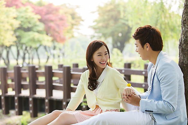 포토 JPG 주간 나무 식물 라이프스타일 커플 공원 여자 남자 꽃 여유 커플라이프 팔찌 휴식 미소 웃음 사람 앉기 동양인 20대 성인 야외 두명 옆모습 아웃포커스 소풍 마주보기 산책 한국인 상쾌 청년만 성인만 국내포토 자연요소 공공시설 감정 뷰포인트 컨셉 장신구 관계 모션 촬영기법 표정 인종 청년 생활 야외활동 파일형식