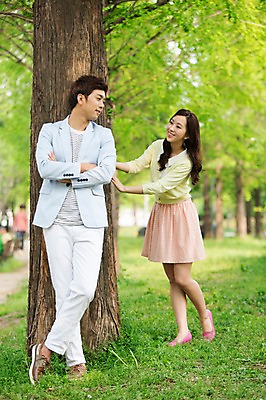 포토 JPG 주간 전신 나무 식물 라이프스타일 커플 공원 여자 남자 여유 커플라이프 휴식 서기 미소 웃음 사람 동양인 20대 성인 야외 두명 앞모습 아웃포커스 소풍 팔짱 산책 한국인 상쾌 청년만 성인만 국내포토 자연요소 공공시설 감정 뷰포인트 컨셉 관계 모션 촬영기법 표정 인종 청년 생활 야외활동 파일형식
