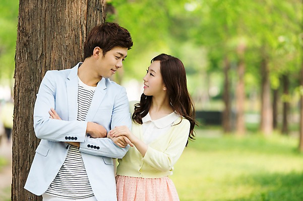 포토 JPG 주간 나무 식물 라이프스타일 커플 공원 여자 남자 여유 커플라이프 휴식 미소 웃음 사람 동양인 상반신 20대 성인 야외 두명 앞모습 아웃포커스 소풍 마주보기 팔짱 산책 한국인 상쾌 청년만 성인만 국내포토 자연요소 공공시설 감정 뷰포인트 컨셉 관계 모션 촬영기법 표정 인종 청년 생활 야외활동 파일형식