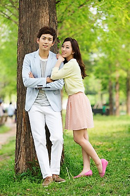 포토 JPG 주간 전신 나무 식물 라이프스타일 커플 공원 여자 남자 여유 커플라이프 휴식 서기 미소 웃음 사람 동양인 20대 성인 야외 두명 앞모습 아웃포커스 소풍 팔짱 산책 한국인 상쾌 청년만 성인만 국내포토 자연요소 공공시설 감정 뷰포인트 컨셉 관계 모션 촬영기법 표정 인종 청년 생활 야외활동 파일형식