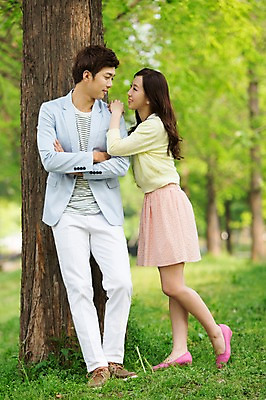 포토 JPG 주간 전신 나무 식물 라이프스타일 커플 공원 여자 남자 여유 커플라이프 휴식 서기 미소 웃음 사람 동양인 20대 성인 야외 두명 앞모습 아웃포커스 소풍 마주보기 팔짱 산책 한국인 상쾌 청년만 성인만 국내포토 자연요소 공공시설 감정 뷰포인트 컨셉 관계 모션 촬영기법 표정 인종 청년 생활 야외활동 파일형식