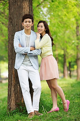 포토 JPG 주간 전신 나무 식물 라이프스타일 커플 공원 여자 남자 여유 커플라이프 휴식 서기 미소 웃음 사람 동양인 20대 성인 야외 두명 앞모습 아웃포커스 소풍 팔짱 산책 한국인 상쾌 청년만 성인만 국내포토 자연요소 공공시설 감정 뷰포인트 컨셉 관계 모션 촬영기법 표정 인종 청년 생활 야외활동 파일형식