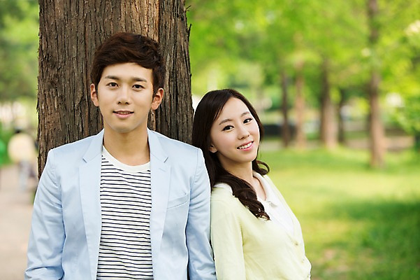 포토 JPG 주간 나무 식물 라이프스타일 커플 공원 여자 남자 여유 커플라이프 휴식 미소 웃음 사람 동양인 상반신 20대 성인 야외 두명 앞모습 아웃포커스 소풍 산책 한국인 상쾌 청년만 성인만 국내포토 자연요소 공공시설 감정 뷰포인트 컨셉 관계 촬영기법 표정 인종 청년 생활 야외활동 파일형식
