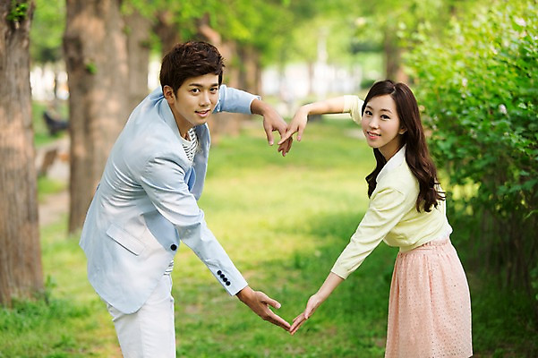 포토 JPG 주간 나무 식물 라이프스타일 커플 공원 여자 남자 여유 커플라이프 포즈 모션 휴식 사랑 서기 미소 웃음 사람 동양인 20대 성인 야외 두명 옆모습 아웃포커스 소풍 산책 한국인 하트 상쾌 청년만 성인만 국내포토 자연요소 모양 공공시설 감정 뷰포인트 컨셉 관계 촬영기법 표정 인종 청년 생활 야외활동 파일형식