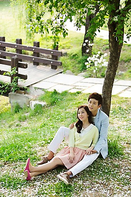 포토 JPG 주간 전신 나무 식물 라이프스타일 커플 공원 여자 남자 꽃 여유 커플라이프 휴식 미소 웃음 사람 앉기 동양인 잔디 20대 성인 야외 두명 앞모습 소풍 산책 한국인 상쾌 청년만 성인만 국내포토 자연요소 공공시설 감정 뷰포인트 컨셉 관계 모션 표정 인종 청년 생활 야외활동 파일형식