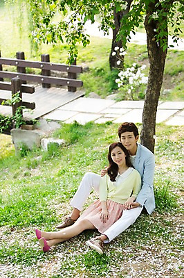 포토 JPG 주간 전신 나무 식물 라이프스타일 커플 공원 여자 남자 꽃 여유 커플라이프 휴식 미소 웃음 사람 앉기 동양인 잔디 20대 성인 야외 두명 앞모습 소풍 산책 한국인 상쾌 청년만 성인만 국내포토 자연요소 공공시설 감정 뷰포인트 컨셉 관계 모션 표정 인종 청년 생활 야외활동 파일형식