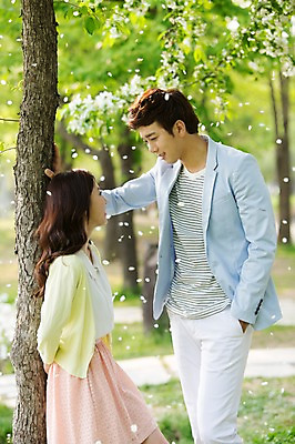 포토 JPG 주간 나무 식물 라이프스타일 커플 공원 여자 남자 꽃잎 꽃 여유 커플라이프 날리기 휴식 서기 미소 웃음 사람 동양인 20대 성인 야외 두명 옆모습 아웃포커스 소풍 마주보기 산책 한국인 상쾌 낙화 청년만 성인만 국내포토 자연요소 공공시설 감정 뷰포인트 컨셉 관계 모션 촬영기법 표정 인종 청년 생활 야외활동 파일형식