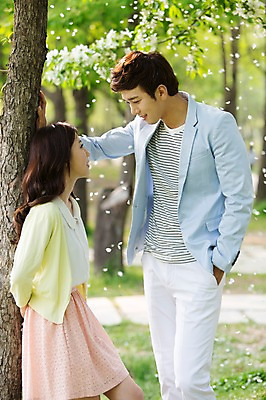 포토 JPG 주간 나무 식물 라이프스타일 커플 공원 여자 남자 꽃잎 꽃 여유 커플라이프 날리기 휴식 서기 미소 웃음 사람 동양인 20대 성인 야외 두명 옆모습 아웃포커스 소풍 마주보기 산책 한국인 상쾌 낙화 청년만 성인만 국내포토 자연요소 공공시설 감정 뷰포인트 컨셉 관계 모션 촬영기법 표정 인종 청년 생활 야외활동 파일형식