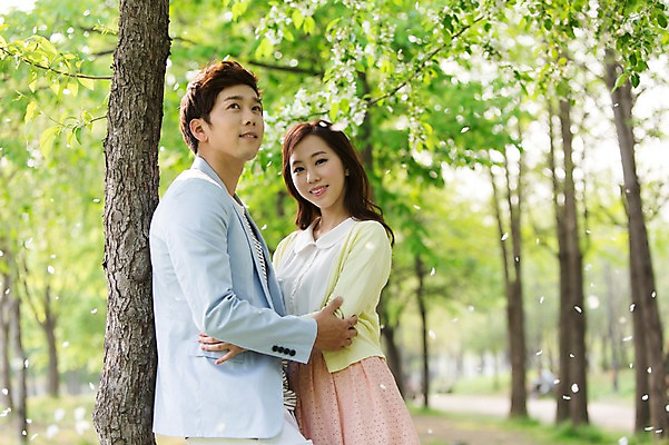 포토 JPG 주간 나무 식물 라이프스타일 커플 응시 공원 여자 남자 꽃잎 꽃 여유 커플라이프 날리기 휴식 서기 미소 웃음 사람 동양인 상반신 20대 성인 야외 두명 옆모습 아웃포커스 소풍 산책 한국인 상쾌 낙화 청년만 성인만 국내포토 자연요소 시선 공공시설 감정 뷰포인트 컨셉 관계 모션 촬영기법 표정 인종 청년 생활 야외활동 파일형식