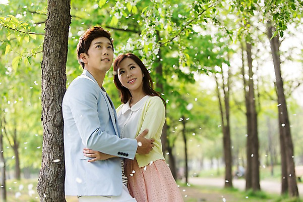 포토 JPG 주간 나무 식물 라이프스타일 커플 응시 공원 여자 남자 꽃잎 꽃 여유 커플라이프 날리기 휴식 서기 미소 웃음 사람 동양인 상반신 20대 성인 야외 두명 옆모습 아웃포커스 소풍 산책 한국인 상쾌 낙화 청년만 성인만 국내포토 자연요소 시선 공공시설 감정 뷰포인트 컨셉 관계 모션 촬영기법 표정 인종 청년 생활 야외활동 파일형식