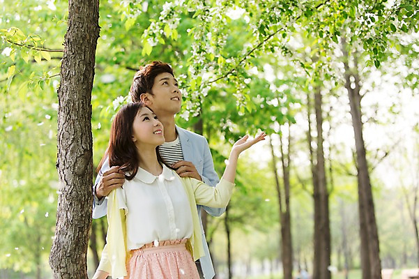 포토 JPG 주간 나무 식물 라이프스타일 커플 응시 공원 여자 남자 꽃잎 꽃 여유 커플라이프 날리기 휴식 미소 웃음 사람 동양인 상반신 20대 성인 야외 두명 앞모습 아웃포커스 소풍 산책 한국인 상쾌 낙화 청년만 성인만 국내포토 자연요소 시선 공공시설 감정 뷰포인트 컨셉 관계 모션 촬영기법 표정 인종 청년 생활 야외활동 파일형식