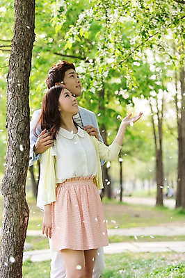 포토 JPG 주간 나무 식물 라이프스타일 커플 응시 공원 여자 남자 꽃잎 꽃 여유 커플라이프 날리기 휴식 서기 미소 웃음 사람 동양인 20대 성인 야외 두명 앞모습 아웃포커스 소풍 산책 한국인 상쾌 낙화 청년만 성인만 국내포토 자연요소 시선 공공시설 감정 뷰포인트 컨셉 관계 모션 촬영기법 표정 인종 청년 생활 야외활동 파일형식