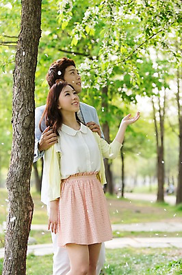 포토 JPG 주간 나무 식물 라이프스타일 커플 응시 공원 여자 남자 꽃잎 꽃 여유 커플라이프 날리기 휴식 서기 미소 웃음 사람 동양인 20대 성인 야외 두명 앞모습 아웃포커스 소풍 산책 한국인 상쾌 낙화 청년만 성인만 국내포토 자연요소 시선 공공시설 감정 뷰포인트 컨셉 관계 모션 촬영기법 표정 인종 청년 생활 야외활동 파일형식