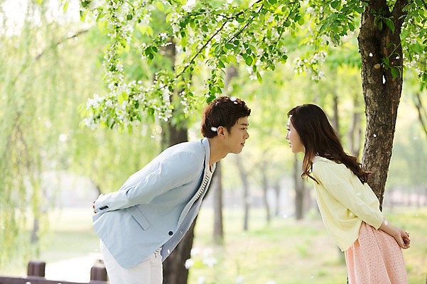 포토 JPG 주간 나무 식물 라이프스타일 커플 공원 여자 남자 여유 커플라이프 포즈 모션 휴식 키스 서기 사람 동양인 20대 성인 야외 두명 옆모습 아웃포커스 소풍 마주보기 산책 한국인 애정표현 상쾌 뒷짐 청년만 성인만 국내포토 자연요소 공공시설 감정 뷰포인트 컨셉 관계 촬영기법 인종 청년 생활 야외활동 표현 파일형식