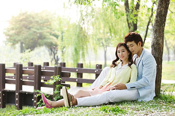 포토 JPG 주간 전신 나무 식물 라이프스타일 커플 공원 여자 남자 꽃 여유 커플라이프 휴식 미소 웃음 사람 앉기 동양인 잔디 20대 성인 야외 두명 옆모습 아웃포커스 소풍 산책 한국인 상쾌 청년만 성인만 국내포토 자연요소 공공시설 감정 뷰포인트 컨셉 관계 모션 촬영기법 표정 인종 청년 생활 야외활동 파일형식