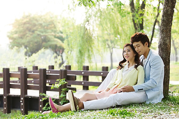 포토 JPG 주간 전신 나무 식물 라이프스타일 커플 공원 여자 남자 꽃 여유 커플라이프 휴식 미소 웃음 사람 앉기 동양인 잔디 20대 성인 야외 두명 옆모습 아웃포커스 소풍 산책 한국인 상쾌 청년만 성인만 국내포토 자연요소 공공시설 감정 뷰포인트 컨셉 관계 모션 촬영기법 표정 인종 청년 생활 야외활동 파일형식