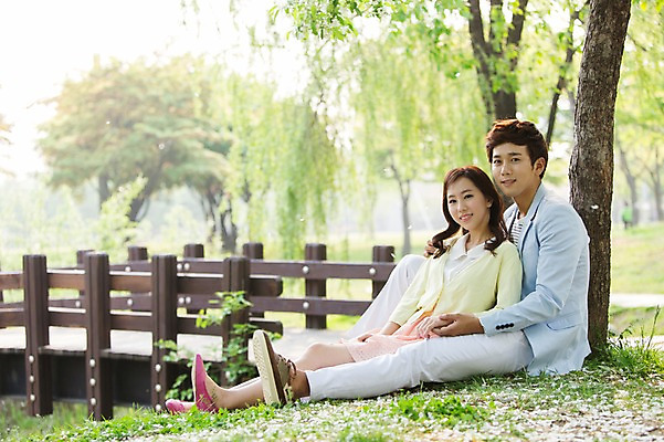 포토 JPG 주간 전신 나무 식물 라이프스타일 커플 공원 여자 남자 꽃 여유 커플라이프 휴식 미소 웃음 사람 앉기 동양인 잔디 20대 성인 야외 두명 옆모습 아웃포커스 소풍 산책 한국인 상쾌 청년만 성인만 국내포토 자연요소 공공시설 감정 뷰포인트 컨셉 관계 모션 촬영기법 표정 인종 청년 생활 야외활동 파일형식