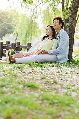 포토 JPG 주간 전신 나무 식물 라이프스타일 커플 응시 공원 여자 남자 꽃 여유 커플라이프 휴식 사람 앉기 동양인 잔디 20대 성인 야외 두명 옆모습 아웃포커스 소풍 산책 한국인 상쾌 청년만 성인만 국내포토 자연요소 시선 공공시설 감정 뷰포인트 컨셉 관계 모션 촬영기법 인종 청년 생활 야외활동 파일형식