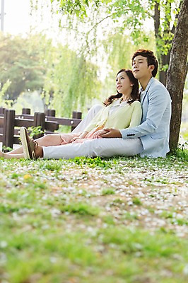 포토 JPG 주간 전신 나무 식물 라이프스타일 커플 공원 여자 남자 꽃 여유 커플라이프 휴식 사람 앉기 동양인 잔디 20대 성인 야외 두명 옆모습 아웃포커스 소풍 눈감음 산책 한국인 상쾌 청년만 성인만 국내포토 자연요소 공공시설 감정 뷰포인트 컨셉 관계 모션 촬영기법 인종 청년 생활 야외활동 파일형식