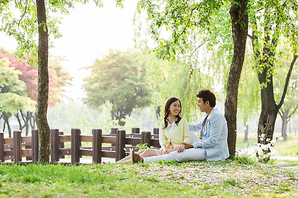 포토 JPG 주간 전신 나무 식물 라이프스타일 커플 공원 여자 남자 꽃 여유 커플라이프 휴식 미소 웃음 사람 앉기 동양인 잔디 20대 성인 야외 두명 소풍 마주보기 산책 한국인 상쾌 청년만 성인만 국내포토 자연요소 공공시설 감정 컨셉 관계 모션 표정 인종 청년 생활 야외활동 파일형식
