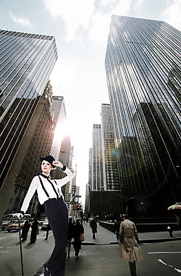 PSD 서양인 외국인 백인 편집 편집이미지 모자 우먼라이프 여자 패션 포즈 비즈니스 모션 지팡이 하늘 거리 서기 사람 빌딩 여러명 20대 성인 야외 앞모습 비즈니스라이프 고층빌딩 도시 비즈니스우먼 매니시 매니시룩 멜빵바지 멜빵 중절모 남장 페도라 오피스룩 여자만 성인여자만 청년만 청년여자만 성인만 이미지편집 모자_잡화 라이프스타일 잡화 옷 뷰포인트 다수 바지 인종 청년 건물 직장인 파일형식