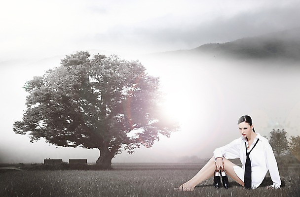 PSD 서양인 외국인 나무 식물 백인 편집 편집이미지 우먼라이프 여자 패션 포즈 신발 비즈니스 모션 맨발 자연 넥타이 산 한명 들기 사람 앉기 초원 20대 성인 야외 비즈니스라이프 햇빛 안개 비즈니스우먼 풀 매니시 매니시룩 산등성이 오피스룩 여자만 여자한명만 성인여자만 청년만 청년여자만 성인한명만 청년여자한명만 성인여자한명만 성인만 이미지편집 1 라이프스타일 잡화 옷 발 날씨 인종 청년 태양 직장인 생태계 파일형식