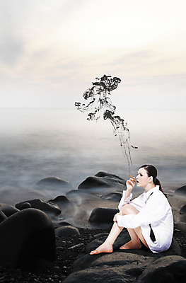 PSD 서양인 외국인 백인 편집 편집이미지 우먼라이프 여자 패션 바다 포즈 셔츠 와이셔츠 비즈니스 모션 맨발 하늘 흡연 담배 한명 사람 앉기 20대 성인 해변 야외 옆모습 비즈니스라이프 안개 바위 물가 비즈니스우먼 연기 매니시 매니시룩 오피스룩 여자만 여자한명만 성인여자만 청년만 청년여자만 성인한명만 청년여자한명만 성인여자한명만 성인만 이미지편집 1 라이프스타일 옷 뷰포인트 상의 발 날씨 인종 풍경 청년 직장인 파일형식