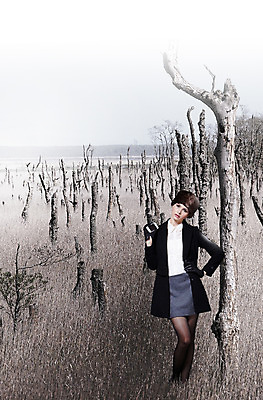 전신 PSD 서양인 외국인 나무 식물 백인 모델 편집 편집이미지 모자 우먼라이프 계절 여자 패션 허리손 포즈 장갑 겨울 비즈니스 모션 건조 털모자 한명 서기 들기 사람 초원 20대 성인 야외 앞모습 비즈니스라이프 스마트폰 치마 재킷 코트 나뭇가지 비즈니스우먼 풀 전화기 블라우스 겨울옷 통화 오피스룩 가죽장갑 여자만 여자한명만 성인여자만 청년만 청년여자만 성인한명만 청년여자한명만 성인여자한명만 성인만 이미지편집 모자_잡화 1 라이프스타일 잡화 옷 뷰포인트 상의 하의 인종 청년 핸드폰 스마트기기 외투 직장인 파일형식