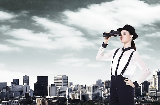 PSD 서양인 외국인 백인 구름 편집 편집이미지 모자 우먼라이프 여자 패션 허리손 포즈 비즈니스 모션 하늘 한명 서기 사람 20대 성인 야외 건물 옆모습 비즈니스라이프 망원경 관찰 도시 직장인 비즈니스우먼 매니시 매니시룩 멜빵바지 멜빵 중절모 남장 페도라 오피스룩 여자만 여자한명만 성인여자만 청년만 청년여자만 성인한명만 청년여자한명만 성인여자한명만 성인만 이미지편집 자연요소 직업 모자_잡화 1 라이프스타일 건축물 잡화 옷 뷰포인트 바지 인종 청년 파일형식