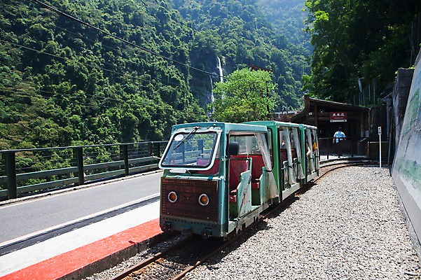 포토 JPG 주간 나무 식물 해외풍경 해외 아시아 육상교통 교통수단 교통 산 사람 풍경 여러명 야외 기찻길 기차 대만 산악열차 철도의날 국내포토 자연요소 나라 다수 대중교통 파일형식 법정기념일