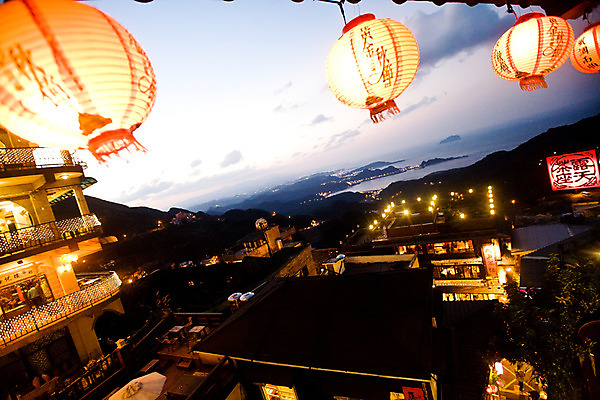 포토 JPG 구름 해외풍경 해외 건축물 아시아 바다 야경 하늘 해변 사람없음 야외 건물 도시풍경 도시 저녁 대만 해안도시 홍등 국내포토 자연요소 건축 나라 풍경 등불 야간 파일형식 풍경_경치