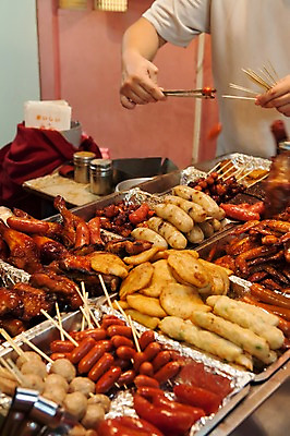 포토 JPG 손 아시아 음식 집게 한명 신체부위 튀김 소시지 꼬치 어묵 분식 대만 군것질 이쑤시개 길거리음식 국내포토 1 나라 디저트 사람 가공식품 파일형식