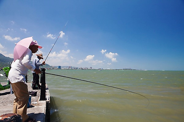 포토 JPG 주간 구름 해외풍경 해외 남자 아시아 바다 하늘 레저 낚시 서기 사람 빌딩 해변 야외 두명 건물 옆모습 오토바이 도시 낚싯대 대만 양산 낚시터 바다낚시 남자만 국내포토 자연요소 건축물 나라 뷰포인트 모션 풍경 바이크 낚시용품 파일형식