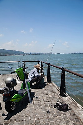 포토 JPG 주간 구름 해외풍경 해외 남자 아시아 바다 가방 난간 하늘 레저 낚시 한명 사람 앉기 해변 야외 옆모습 오토바이 낚싯대 헬멧 대만 낚시터 바다낚시 남자만 남자한명만 국내포토 가위손 자연요소 1 잡화 나라 뷰포인트 모션 풍경 손짓 바이크 낚시용품 보호장비 파일형식