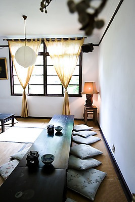 포토 JPG 주간 전통 그릇 아시아 창문 탁자 조명 실내 방석 사람없음 인테리어 스탠드 커튼 응접실 대만 국내포토 자연요소 식기 디자인 나라 가구 내부 파일형식